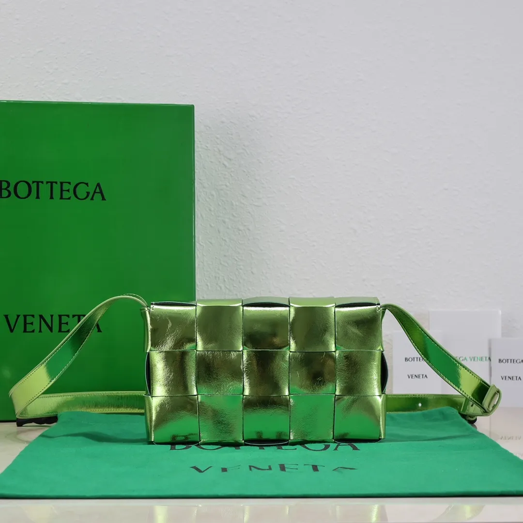 B’s new product is online!  The most popular CASSETTE square bag has new samples! If you think the original look is ordinary, then you will definitely like this one😍 The leaf-green slightly wrinkled bright metal and the often woven appearance present a classic work with a cool high-end feel. The look is already super cool when you pick it up. You must have the most special color. Size: 23x15x6. Model number; 6687